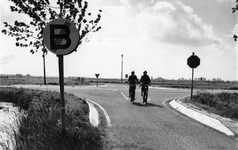 847579 Gezicht op de kruising van de Spengense Buurtweg (voorgrond) met de T27, de tertiaire provinciale weg ...